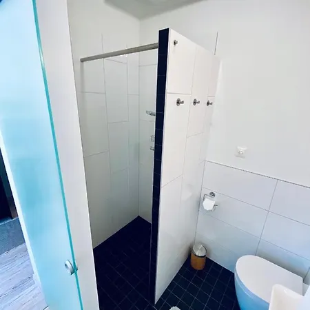 Studio In Ruhiger Lage - Balkon, Boxspringbett, Nespresso, Parkplatz, Uvm Apartment